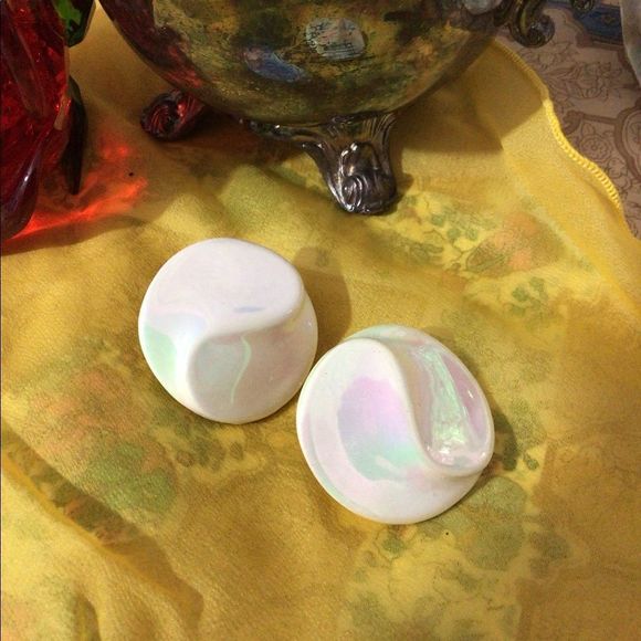 Vintage Retro Button Earrings 1960’s Lucite Iridescent White Swirl Pierced - Picture 6 of 14